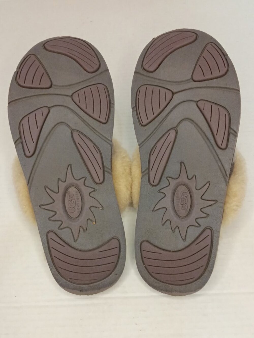 UGG Cozy Flannel Gray Plaid Mule Slippers Women’s Size 10 - Picture 6 of 7